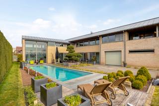 <p>Deze uitzonderlijk ruime en perfect instapklare villa, gelegen in het rustige en groene Kersbeek-Miskom (Kortenaken), biedt een unieke combinatie van luxe, comfort en ruimte.</p>
<p>Gebouwd in 2007 en met een bewoonbare oppervlakte van maar liefst 391 m², bevindt deze woning zich op een prachtig aangelegd perceel van 27 are. De tuin is tot in de puntjes verzorgd en vormt een ware oase van rust, compleet met een verwarmd en stijlvol zwembad waar je in alle privacy kan genieten van zonnige dagen.</p>
<p>Binnenin valt meteen de overvloed aan natuurlijk licht op, dankzij de grote raampartijen die zorgen voor een open en aangename leefomgeving. Doorheen de volledige woning werd gebruikgemaakt van hoogwaardige en duurzame materialen, wat bijdraagt aan de tijdloze uitstraling en het kwalitatieve karakter van deze villa.</p>
<p>Ook op vlak van energie en comfort scoort deze woning uitstekend: zo beschikt ze over een hybride warmtesysteem met warmtepomp, 36 zonnepanelen en een gunstige EPC-score B. Dit vertaalt zich in een energiezuinige woning met een hoog wooncomfort en lagere energiekosten.</p>
<p>Kortom, een unieke opportuniteit voor wie op zoek is naar een ruime, luxueuze en volledig afgewerkte woning in een rustige omgeving.</p>