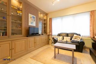 Charmante gezinswoningwoning op een gunstige locatie nabij het centrum van Sint-Gillis. Deze woning, gebouwd in 1951, werd doorheen de jaren met zorg gerenoveerd en biedt vandaag een aangenaam wooncomfort in een rustige buurt met alle voorzieningen binnen handbereik. In 2010 werd het dak geïsoleerd, wat bijdraagt aan een energiezuinig en comfortabel binnenklimaat.<br /><br />Met een bewoonbare oppervlakte van 136 m² verwelkomt de woning u op het gelijkvloers met een inkomhal en traphal die toegang biedt tot de kelder. De gezellige woonkamer en eetplaats vormen samen een warme leefruimte die uitkijkt op de keuken met zicht op de tuin. Verder is er op het gelijkvloers ook een praktische wasplaats aanwezig waar alle technieken aanwezig zijn, ideaal voor eventuele uitbreiding van het gelijkvloers (veranda/achterbouw,...)<br /><br /><br />Op de eerste verdieping bevinden zich de nachthal en twee ruime, lichtrijke slaapkamers, samen met een verzorgde badkamer voorzien van een douche. De vaste trap leidt u naar de zolderverdieping van ongeveer 25 m², een polyvalente ruimte die perfect kan worden ingericht als derde slaapkamer, hobbykamer of bureauruimte.<br /><br />De woning geniet van een uitstekende ligging vlak bij het centrum van Sint-Gillis, in de nabijheid van winkels, scholen en openbaar vervoer. Een ideale gezinswoning voor wie op zoek is naar charme, comfort en een centrale ligging met alle troeven van het dorpsleven. Dan is dit uw kans.<br /><br />Wees snel en contacteer jens@immotijl.be of 052/690.691