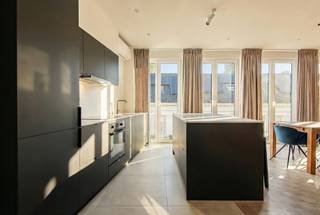 Stijlvol gerenoveerd appartement op de bovenste verdieping van een verzorgd gebouw, gelegen in het hart van het historisch centrum van Antwerpen. Dit instapklare appartement werd volledig vernieuwd in ± 2022 en combineert hedendaags comfort met kwalitatieve afwerking.
Via de inkomhal met gepantserde veiligheidsdeur betreedt u de lichtrijke leefruimte, waar een prachtige parketvloer en grote raampartijen van vloer tot plafond meteen in het oog springen. De overvloedige natuurlijke lichtinval zorgt voor een aangename en open sfeer.
Doorheen het appartement werd gekozen voor maatwerk en functionaliteit. Ingebouwde kasten bieden praktische opbergruimte, inclusief een geïntegreerde plaats voor was- en droogmachine.
De stijlvolle en open maatwerkkeuken, afgewerkt met keramische tegels en een stenen werkblad, is uitgerust met kwalitatieve toestellen (voornamelijk AEG en Samsung).
Het appartement beschikt over twee volwaardige slaapkamers en een elegante badkamer met inloopdouche, dubbele lavabo en anti-dampspiegel. Een apart gastentoilet vervolledigt het geheel.
Qua comfort en technologie werd niets aan het toeval overgelaten. Het pand beschikt over een gunstige EPC-score. De verwarming, airconditioning (warmtepomp), videofoon en domotica zijn eenvoudig via gsm aan te sturen, wat zorgt voor optimaal gebruiksgemak, het hele jaar door.
Een uitzonderlijke opportuniteit voor wie comfortabel en stijlvol wenst te wonen op een absolute toplocatie in Antwerpen.