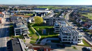 Verlaagd btw tarief 6% mogelijk indien aan de voorwaarden voldaan!<br />Laatst beschikbaar appartement met 2 slaapkamers in de succesvolle ontwikkeling "Woonpark Sint-Vincentius". <br /><br />Op de derde verdieping van residentie Ter Weezen bevindt zich deze energiezuinige penthouse (92,20 m²) met een terras van 14,24 m².<br /><br />Indeling: inkomhal, apart toilet, leefruimte, open keuken met technische berging, extra berging, badkamer en 2 slaapkamers. Vanuit de leefruimte is er directe toegang tot het terras.<br /><br />Troeven:<br />- Hernieuwbare energie: warmtepompen & zonnepanelen<br />- Vloerverwarming<br />- Zonwerende screens voorzien<br />- Groene omgeving, vlak bij de gemeentekern<br />- BEN appartementen (E20) = 100% vrijstelling op onroerende voorheffing eerste 5 jaar<br /><br />Ter Weezen is de laatste fase van de totaal ontwikkeling Woonpark Sint-Vincentius. Het is een tijdloos en energiezuinig gebouw waar je graag thuis komt!