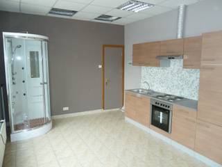 UITSTEKENDE INVESTERINGSKANS<br />OPBRENGSTEIGENDOM MET 4 STUDIO'S IN ANTWERPEN<br /><br />KENMERKEN:<br /><br />- 3 verdiepingsstudio's met een aparte badkamer, keuken en slaapkamer.<br />- 1 gelijkvloersstudio met 1 grote ruimte met aparte toilet.<br />- Stabiele maandelijkse huuropbrengst van €1.565 (ongeïndexeerd)<br />- Uitstekende locatie (Lange Zavelstraat 72) in de nabijheid van winkels en openbaar vervoor<br />- Overal PVC ramen voorzien met dubbel glas<br />- Alle studio's hebben hun eigen epc certificaat (2 x C, 1 x D en 1 x F) en aparte meters voor water, gas en elektriciteit.<br />- Elektriciteit is conform.<br />- Is niet vergund maar nooit problemen gehad met de verhuring ervan en is continu verhuurd.<br />- geen kosten van lift of syndicus<br />- met de huidige woningkrapte gaat de waarde alsmaar stijgen<br /><br />FINANCIËLE DETAILS:<br /><br />Maandelijkse huuropbrengst: €1.565 (ongeïndexeerd)<br />Jaarlijkse huuropbrengst: €18.780 (ongeïndexeerd)<br /><br />De studio's zijn al jaren constant verhuurd en brengen maandelijks €1.565 (ongeindexeerd) op. De nieuwe eigenaar kan meteen de huur indexeren voor een hogere opbrengst.