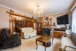 <p>Op zoek naar een appartement met potentieel? <br />Dit pand met voormalige bakkerij biedt heel wat ruimte én opportuniteiten voor wie handig is of op zoek naar een slimme investering.</p>
<p>Je komt binnen via een ruime inkomhal die toegang geeft tot de garage en een aparte werkruimte — vroeger een bakkerij — perfect voor zelfstandigen, creatievelingen of wie nood heeft aan een praktijkruimte aan huis.</p>
<p>Op de eerste verdieping vind je de eet-zitplaats, een gesloten keuken en een badkamer.<br />De tweede verdieping telt twee slaapkamers.</p>
<p>De ligging is een absolute troef: centraal, met vlotte verbindingen naar winkels, scholen en openbaar vervoer, maar tegelijk omringd door groen en rust.</p>
<p><strong>Waarom dit pand het ontdekken waard is:</strong></p>
<ul>
<li>Te renoveren naar eigen smaak en noden</li>
<li>Werkruimte met aparte toegang – ideaal voor zelfstandigen</li>
<li>Rustige ligging, toch vlakbij alle voorzieningen</li>
</ul>
<p>Ben je op zoek naar een woning die meer biedt dan enkel woonruimte?<br />Maak meteen een afspraak met Katrien: katrien@cornelis-partners.be – 0473/42.76.99.</p>
<p><strong>Vraagprijs: € 250.000</strong></p>