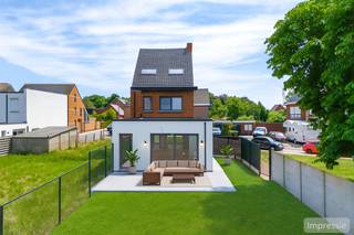 Rustig gelegen en volledig gerenoveerde instapklare woning met 4 slaapkamers, 2 badkamers, tuin en garage.Deze gerenoveerde woning combineert...