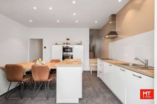 Gerenoveerde woning (2016) met 2 slaapkamers en Zuidgerichte stadstuin in het centrum van IeperIn het centrum van Ieper en vlakbij alle faciliteiten...