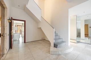 WILRIJK - Park Den Brandt: Stiljlvolle, klassieke villa op ca 1.250m² met zwembad en zuidgerichte tuin BESCHRIJVING: Gelijkvloers:Inkomhal op...