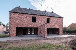 <p><span><strong>Energiezuinige nieuwbouw in Begijnendijk.</strong></span></p><p><span>Deze halfopen nieuwbouwwoning aan de Waterstraat 23 in Begijnendijk combineert een kwalitatieve afwerking met energiezuinig wooncomfort. De woning ligt op een perceel van 470 m², beschikt over een terras van 28 m² en wordt <strong>volledig afgewerkt conform het lastenboek</strong> opgeleverd.</span></p><p><span>De totale oppervlakte bedraagt 205 m²: 154 m² op het gelijkvloers en de eerste verdieping, aangevuld met 51 m² zolderruimte. De zolder is bereikbaar via een vaste trap en kan optioneel tegen meerprijs worden afgewerkt tot een extra kamer. Zonnepanelen, een warmtepomp en vloerverwarming zorgen voor aangenaam en energiezuinig wonen.</span></p><p><span><strong>Geen voorschotten: je betaalt pas bij de authentieke akte.</strong> De akte en de oplevering vallen samen, zodat je bij de overdracht meteen de sleutels ontvangt.</span></p><p><span><strong>Prijsopbouw:</strong></span></p><ul><li><span><strong>Grond:</strong> € 145.000 + € 17.400 registratierechten (12%) = <strong>€ 162.400</strong>.</span></li><li><span><strong>Constructie:</strong> € 317.750 + € 66.727,50 btw (21%) = <strong>€ 384.477,50</strong>.</span></li><li><span><strong>Bijkomende kosten:</strong> € 9.600 + € 2.016 btw (21%) = <strong>€ 11.616</strong>, voor nutsvoorzieningen, EPB-verslaggeving, veiligheidscoördinatie en de opstal- en verkavelingsakte.</span></li></ul><p><span><strong>Totaal: € 558.493,50 inclusief bovenstaande registratierechten, btw en bijkomende kosten.</strong> Exclusief kosten van de aankoopakte, eventuele kredietkosten en optionele zolderafwerking.</span></p><p><span>Contacteer Radix Vastgoed voor meer informatie of een bezoek.</span></p>