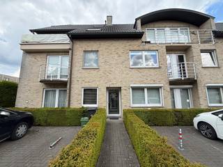 AALST - Gerenoveerd gelijkvloers appartement mét garage.<br /><br />Inschrijven voor het geplande bezoekmoment kan via de website => www.immoderas.be/afspraak-instructies<br /><br />Dit recent gerenoveerd appartement bevind zich in een rustige, kleinschalige residentie. Verschillende kleinhandelszaken, openbaar vervoer/het station zijn in de directe omgeving. Via de invalsweg bereikt u vlot de E40, alsook verschillende winkels.<br /><br />Het appartement omvat een inkomhal met apart toilet en vestiaire, lichtrijke leefruimte met aangrenzend een bureauruimte met ingemaakte kasten, ruime keuken voorzien van alle comfort (vaatwasser, koelkast, inductiekookplaat, oven ,microgolfoven, voldoende opbergruimte,..) en aansluitend een bergruimte. de keuken geeft middels de achterdeur uit op een groot terras dat uitkijkt over de gemeenschappelijke grastuin. Verder beschikt het appartement over 2 grote slaapkamers en een badkamer met inloopdouche, handdoekdroger en wastafel.<br /><br />De woning is volledig voorzien van armaturen en gordijnen, alsook zijn er rolluiken voorzien aan de zijkant &amp; achterzijde. Inclusief in de huurprijs zijn zowel een garage als staanplaats!<br /><br />AK: €50