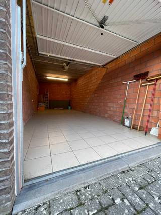 Te koop:In een rustig, achterliggend garagecomplex in de Paalstraat te 2900 Schoten, bied ik een extra diepe stenen garagebox aan met dubbele...
