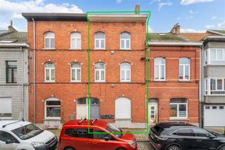 <p><span>NL. Telefonisch worden geen bezoekmomenten geregeld. Wenst u een bezoek? Gelieve dan het invulveld van deze website te vervolledigen met uw naam, uw telefoonnummer en uw e-mailadres. Wij zullen u vervolgens uitnodigen voor een bezichtiging.</span></p><p><span>FR. Aucune visite n'est organisée par téléphone. Vous souhaitez une visite ? Remplissez le formulaire de ce site web en indiquant votre nom, votre numéro de téléphone et votre adresse e-mail. Nous vous inviterons ensuite à une visite.</span></p><p><span>EN. Visits will not be arranged by phone. Would you like a visit? Then please complete the form on this website with your name, phone number and e-mail address. We will then invite you for a viewing. </span></p><p><span> </span></p><p><span>Knusse studio te huur op een toplocatie vlakbij het centrum van Aalst. Deze charmante woonst biedt een gezellige woon- en slaapruimte, keuken, mezzanine, een badkamer met douche en wastafel. De studio is onmiddellijk beschikbaar en ideaal voor wie op zoek is naar een compacte, praktische woonoplossing op wandelafstand van winkels, openbaar vervoer en andere voorzieningen. De maandelijkse algemene kosten (provisie) bedragen 75 euro, voorschot kosten algemene delen, elektriciteit van de gemeenschappelijke delen en voorschot op water. Verder is er nog een fietsenberging/afvalberging achteraan het gebouw. </span></p>