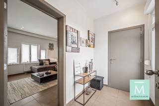 <p><span>Ruim (110m²) en lichtrijk 2-slaapkamerappartement op strategische ligging!</span></p><p><span>Ben je zoek naar een stijlvolle woonst of een waardevaste investering? Lees dan maar verder!</span></p><p><span>Dit gezellig appartement (met aparte inkomhal) in de leuke Collegewijk werd door de jaren heen gerenoveerd waar nodig, is gelegen op de tweede verdieping van een kleinschalig gebouw, afgewerkt in tijdloze cottage-stijl, met oog voor kwaliteit en detail.Deze leuke ligging met zowel centrum Mortsel als Edegem vlakbij maken dat alle winkels, scholen, openbaar vervoer...E19 e A12 vlot bereikbaar zijn.De nabijheid van Fort V is een bijkomende troef.</span></p><p><span>Via de inkomhal met gastentoilet betreden we het appartement. De ruime en lichtrijke woonkamer biedt voldoende plaats voor een gezellige zithoek en aparte eetruimte. De open keuken sluit naadloos aan op de leefruimte en is uitgerust met voldoende kastruimte. Aansluitend bevindt zich een aparte praktische (voorraad)berging. De nachthal leidt naar twee volwaardige slaapkamers en een moderne, stijlvolle badkamer ingericht met dubbel lavabomeubel, inloopdouche, bad en toilet. Tot slot beschikt het appartement nog over een privatieve gerieflijke kelderberging wat zorgt voor extra comfort en opbergruimte, deze zit mee inbegrepen in de prijs! Wat dit appartement nog interessanter maakt, is dat er geen syndicus is en dus ook de zeer lage gemeenschappelijke kosten !Kortom, een mooie opportuniteit op een topligging! Zeker Uw bezoek waard en voor snelle beslissers! Benieuwd? Wacht zeker niet te lang en contacteer ons (bel 015/20.20.82 of info@demakelaardij.be)</span></p>