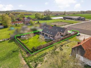 Dans le cadre rural de Pottes (Celles), se trouve cette propriété particulièrement spacieuse et polyvalente implantée sur un terrain de 1.290 m²...
