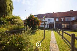 <p>Bent u op zoek naar een te renoveren woning met 4 slaapkamers, een ruime tuin en een garage in Deinze? Dan is deze woning precies wat u zoekt.</p><p>Deze woning is gelegen langs de Oudenaardse Steenweg in Deinze, op een vlot bereikbare locatie nabij het centrum. In de omgeving vindt u winkels, scholen, openbaar vervoer en andere dagelijkse voorzieningen. Dankzij de nabijheid van belangrijke invalswegen geniet u van een uitstekende verbinding richting Gent, Oudenaarde en de E17.</p><p>Indeling:</p><p>Gelijkvloers: Via de oprit bereikt u de inkomhal, die toegang biedt tot de ruime leefruimte. Aansluitend bevinden zich de keuken, badkamer en een praktische kelder. Via de keuken bereikt u de veranda en de ruime tuin. In de tuin vindt u twee bergingen, een ruim tuinhuis en achteraan een garage die zowel via de tuin als via de Koningin Astridstraat bereikbaar is.<br />1ste verdieping: Via de trap bereikt u de nachthal met toegang tot drie volwaardige slaapkamers.<br />2de verdieping: Via een vaste trap bereikt u de zolderverdieping, waar een ruime vierde slaapkamer werd ingericht. Deze ruimte dient nog verder afgewerkt te worden.</p><p>Dankzij de ruime indeling, de grote tuin en de garage met achterliggende toegang biedt deze woning heel wat potentieel voor wie op zoek is naar een renovatieproject.</p><p>Daarnaast kan er een garage worden bijgekocht voor 20.000 euro.</p><p>Interesse? Contacteer ons voor meer informatie of plan een bezoek in.</p>