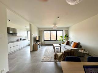 Spacieux appartement de 87 m² proche du centre ville et avec un accès rapide aux différentes voies d'accès.Il offre un séjour spacieux et...