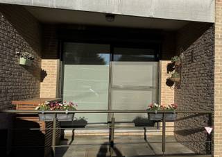 INSTAPKLAAR GELIJKVLOERS APPARTEMENT MET 3 SLAAPKAMERS Het appartement bevindt zich in een gebouw opgericht in 1993 met 10 wooneenheden en heeft een woonoppervlakte van 120 m² met een aparte kelder van 7 m². Het werd gerenoveerd in 2005 en 2015 en is voorzien van alle comfort. Het beschikt over een inpandig terras van 6 m² vooraan en een terras van 10 m² achteraan, grenzend aan de gemeenschappelijke tuin. Het appartement omvat een hal, ruime woonkamer (parketvloer en Bose-geluidssysteem) van 38 m², volledig ingerichte keuken (vaatwas, inductiekookplaat, dampkap, koelkast en 2 combi-ovens) van 10 m² met aangrenzend een berging van 6,5 m² (met aansluiting voor wasmachine en recent vernieuwde boiler). Er zijn 3 ruime slaapkamers met parketvloer (11,5 m², 13 m² en 14 m²), een badkamer met bad, douche, dubbele lavabo en opbergkasten en een apart toilet. Verwarmen gebeurt met een lucht-lucht warmtepomp (verwarmen en koelen) en elektrisch. Het is rustig gelegen in het centrum van Heverlee, dichtbij scholen (St-Lambertus, De Klare Bron, Heilig Hart Instituut), alsook KUL en UCLL. Niet ver van supermarkten (Spar, Delhaize, Colruyt), UZ Gasthuisberg, Imec en het op- en afritten-complex van de E40 en E314. Openbaar vervoer (bus en trein) op wandelafstand, net als diverse horeca en Heverleebos. Ideaal voor wie graag rustig maar toch dicht bij de stad wil wonen.