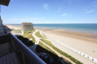 Vous recherchez un pied-à-terre à la côte avec une vue exceptionnelle ? Découvrez ce charmant studio situé au 9ᵉ étage de la Résidence <strong>Cintra</strong> à Middelkerke.<br />Idéalement situé le long de la digue piétonne, ce bien bénéficie d'un emplacement privilégié où règne une véritable atmosphère de vacances. Restaurants, bistrots, bars de plage et commerces se trouvent à quelques pas seulement.<br />Le point fort incontestable de ce studio est sa vue panoramique spectaculaire sur la mer du Nord et le célèbre Silt, offrant un cadre unique pour profiter pleinement de la côte belge.<br />Le studio se compose de :
<ul>
	<li><span>Hall d'entrée avec toilette séparée</span></li>
	<li><span>Salle de bains équipée d'une douche à l'italienne et d'un meuble lavabo</span></li>
	<li><span>Cuisine ouverte avec évier, réfrigérateur, plaque de cuisson électrique et rangements</span></li>
	<li><span>Espace de vie lumineux comprenant un lit escamotable pour deux personnes ainsi qu'un canapé-lit pour deux personnes</span></li>
	<li><span>Terrasse accessible par une baie vitrée, offrant une magnifique vue sur la mer</span></li>
</ul>
<strong>Les atouts du bien</strong><br />✔ Vue exceptionnelle sur la mer et le Silt<br />✔ Situé au 9ᵉ étage de la Résidence Cintra<br />✔ Accès direct par la digue piétonne<br />✔ Installation électrique conforme aux normes AREI<br />✔ Charges communes : seulement 70 € par mois<br />✔ Idéal comme résidence secondaire, investissement ou logement de vacances<br />Laissez-vous séduire par cet emplacement unique et cette vue à couper le souffle.<br /><strong>Intéressé(e) ?</strong> Contactez-nous pour organiser une visite au <strong>0495/50.69.20</strong> ou par e-mail à <strong>nicolas@jolieinvest.be</strong>.<br /> 