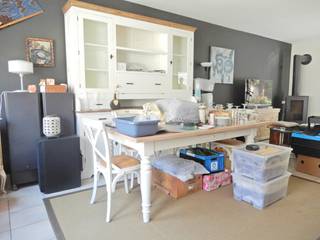Deze ruime woning met inpandige garage bevindt zich in het centrum van Ruiselede op wandelafstand van bakkers, slagers, supermarkt en scholen. Door zijn centrale ligging is een goede mobiliteit gegarandeerd. Achteraan de woning is een ruime zuidgerichte tuin met terras en open begruimte.<br /><br />Indeling:<br />Glv: Inkomhal - gastentoilet - lichtrijke woonkamer met decentrale houtkachel - keuken voorzien van koelkast, heteluchtoven, inductiekookplaat, dampkap en dubbele spoelbak - berging.<br /><br />1e V: nachthal - 3 slaapkamers - badkamer met bad, toilet en lavabo - technische ruimte met aansluiting wasmachine en droogkast.<br /><br />2e V: zolder.<br /><br />Algemeen:<br />- EPC 177 - label B<br />- Bewoonbare oppervlakte van 205 m²<br />- Zonneboiler aanwezig<br />- Houten ramen - dubbel glas<br />- Boven en beneden zijn lichtarmaturen voorzien<br />- Mogelijkheid tot overname van gordijnen en kleerkast op slaapkamer<br />- Vrij vanaf 01/11/2026<br /><br />Huurprijs: € 850/maand.