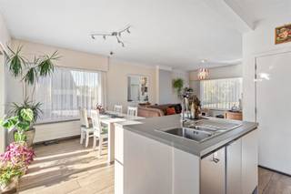 Volledig gerenoveerde, perfect instapklare woning op ruim perceel ! Belangrijkste troeven:- Volledig gerenoveerd: woning is volledig gestript en...