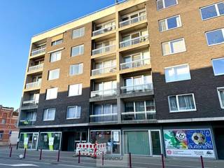 Op een gunstige locatie in Deinze bevindt zich dit appartement op de eerste verdieping met bijzonder veel potentieel. Dankzij de centrale en...