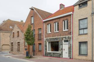 Ben je op zoek naar een woning met 4 slaapkamers en garage pal in het centrum van Peer? Dan is dit pand op een perceel van 2are 47ca precies wat je zoekt! Dankzij de gunstige ligging en talloze mogelijkheden biedt dit pand alles wat je nodig hebt. <br />De woning is zowel langs de voor- als achterkant te bereiken, waarbij je via een servitude in de garage terecht komt. In 2017 werden er enkele renovaties uitgevoerd, waaronder: de verwarming, waterleidingen, de aanbouw met lichtkoepel, vloeren, elektriciteit. In het midden bevind zich een patio, waarop je zicht hebt zowel vanuit de keuken als de opkelder. <br /><br />INDELING: <br />Gelijkvloerse verdieping:<br />- Inkomhal<br />- Ruime leefruimte<br />- Opkelder/bureauruimte<br />- Eetplaats met toegang tot de patio<br />- Keuken<br />- Badkamer met douche-bad<br />- Apart toilet<br />- Buitenberging<br />- Aparte garage <br /><br />Verdieping: <br />- 4 Slaapkamers <br />- Nachthal<br />- Toegang tot de zolder<br /><br />Kelder/Zolder: <br />- De voorraadkelder is bereikbaar via de leefruimte. De opkelder die voorheen gebruikt werd als bureauruimte, situeert zich achter de trap. De zolder is bereikbaar via één van de slaapkamers en beschikt over zoldervloerisolatie. <br /><br />Tuin/Terras:<br />- Leuke stadstuin met losstaande garage. Daarnaast is er een aparte buitenberging aanwezig. <br /><br />EXTRA TROEVEN:<br />+ Centrale ligging<br />+ Perceel langs 2 kanten toegankelijk<br />+ Elektriciteit conform (tot 2042)<br />+ 4 Slaapkamers<br /><br />INTERESSE:<br />Wil je dit pand graag bezichtigen of wens je meer informatie? Neem contact met ons op en we helpen je dichtblij verder!