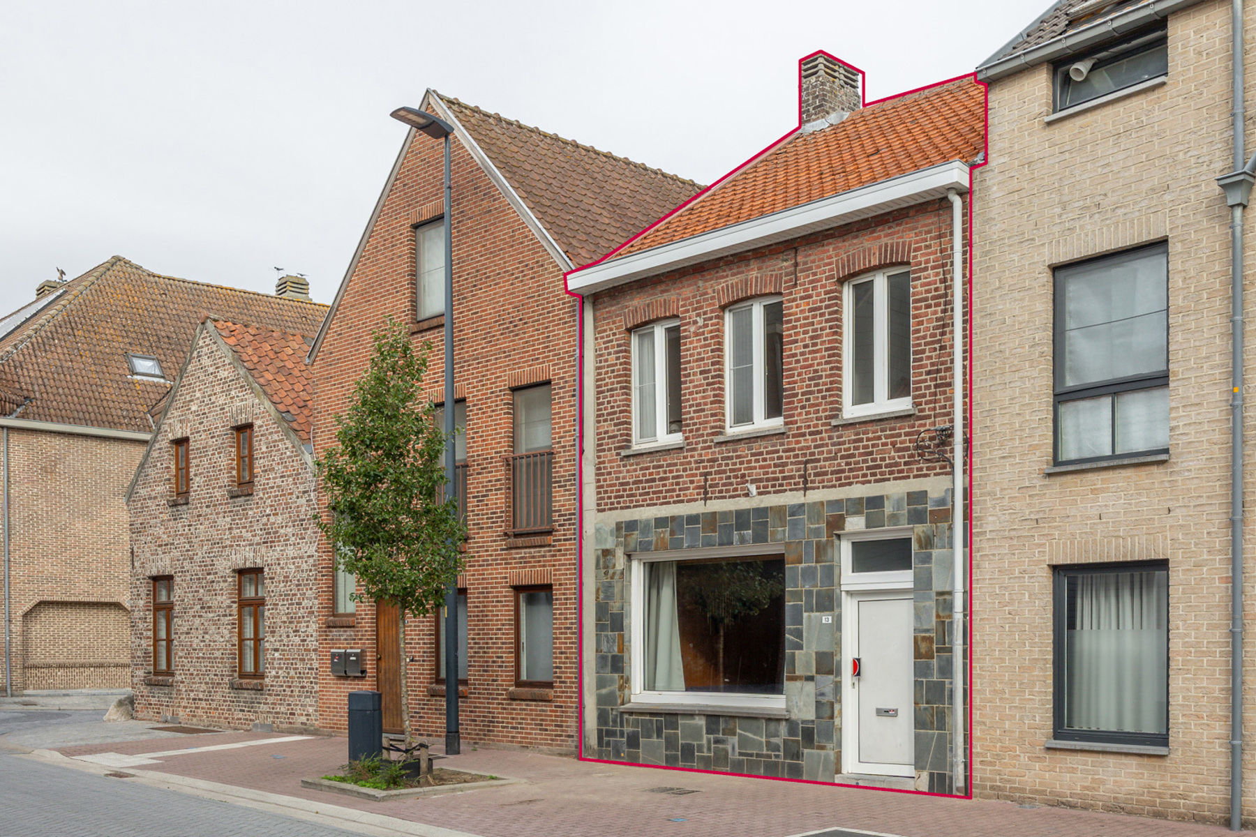 Gedeeltelijk opgefriste rijwoning met garage pal in het centrum - foto 1