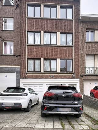 <p><span>Vraag een bezoek aan via </span>https://mijnhuurprofiel.be/property/ca6b8031-91ba-4003-9c5e-04834f43872d</p><p><br /></p><p><strong><span></span></strong><strong>Te huur: verzorgd appartement in de Amandelbomenlaan, 1020 Brussel, in een rustige residentiële buurt nabij scholen, openbaar vervoer en park.</strong></p><p>Dit appartement biedt een praktische indeling en een gunstige ligging voor wie comfortabel wil wonen in de stad. De woonruimte is licht en aangenaam, met een terras voor een frisse buitenruimte. De keuken is volledig uitgerust en de aanwezigheid van een garage en twee private kelders zorgt voor extra opslag en gemak.</p><p><br /></p><p><strong>Belangrijkste ruimtes:</strong></p><ul><li>Living (15,9 m²) met aangename lichtinval</li><li>Keuken (8,6 m²) voorzien van spoelbak, dampkap, microgolf, koelkast, oven en gasfornuis</li><li>Slaapkamer (16,2 m² &amp; 8,5 m²)</li><li>Badkamer (4,3 m²) met ligbad en aansluitingen voor wasmachine en droogkast</li><li>Inkomhal (6,6 m²) met parlofoon</li><li>Garage (15,6 m²)</li><li>Terras (3,1 m²) met stopcontact</li><li>Twee individuele private kelders (4,5 m² en 3,1 m²)</li><li>Toilet (1,0 m²)</li><li>Gemeenschappelijke tuin</li></ul><p><strong>Troeven:</strong></p><ul><li>Rustige residentiële ligging nabij park, scholen en openbaar vervoer: 200m van Baudouin, 5 grootwarenhuizen. VUB kliniek op 4km.</li><li>Inclusief garage en twee private kelders</li><li>Functionele indeling met terras</li></ul>