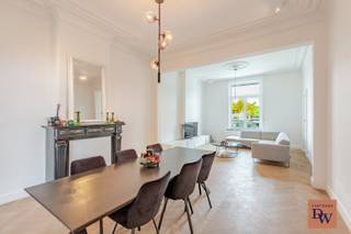 In het hart van de dorpskern van <strong>Appelterre</strong> bevindt zich deze <strong>karaktervolle voormalige dokterswoning</strong>, gebouwd met <strong>exclusieve en traditionele materialen</strong> en volledig <strong>gerenoveerd in 2017</strong>. Hier gaan <strong>authenticiteit en modern comfort</strong> naadloos samen.<br />✨ <strong>Indeling &amp; troeven:</strong>
<ol>
	<li><span><strong>Gelijkvloers:</strong> royale inkomhal, <strong>volledig uitgeruste moderne keuken</strong>, ruime <strong>living met salon en eetplaats</strong>.</span></li>
	<li><span><strong>Verdieping:</strong> 3 <strong>grote slaapkamers</strong>, stijlvolle <strong>badkamer</strong> met dubbele lavabo, vrijstaand bad, <strong>inloopdouche</strong> en apart toilet.</span></li>
	<li><span><strong>Zolder:</strong> ruime, afgewerkte zolder met raam, bereikbaar via vaste trap — ideaal als extra kamer of hobbyruimte.</span></li>
	<li><strong>2 ruime kelders</strong></li>
</ol>
💼 <strong>Bijgebouw (ca. 215 m²):</strong><br />In 2017 werd een <strong>modern en polyvalent bijgebouw</strong> toegevoegd, momenteel ingericht als <strong>kledingszaak</strong>. Deze ruimte is voorzien van alle <strong>moderne technieken</strong> én beschikt over een <strong>sanitaire ruimte voor dames en heren</strong>.<br />De mogelijkheden zijn eindeloos:<br />👉 handelszaak | restaurant | kantoorruimte | uitbreiding van de privéwoning<br />🌿 <strong>Buiten:</strong><br />Ruime <strong>parking vooraan</strong>, <strong>privé-terras</strong> en <strong>ommuurde tuin</strong> achteraan — perfect voor rust en privacy.<br />📍 <strong>Topligging:</strong>

<ol>
	<li><span>Slechts <strong>5 km van Ninove</strong>,</span></li>
	<li><span><strong>15 km van Aalst</strong>,</span></li>
	<li><span>en <strong>vlotte aansluiting met de E40</strong>.</span></li>
</ol>
Een <strong>unieke eigendom</strong> met uitstraling, karakter en potentieel — ideaal voor wie <strong>wonen en werken wil combineren</strong> in stijl.<br />📞 <strong>Bel Wim voor meer info of een bezoek: </strong><strong>0479 91 91 32</strong><br /> 