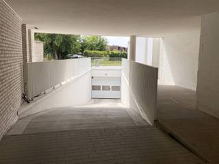 Op zoek naar een instapklaar en energiezuinig appartement in centum Stekene?Dit prachtige nieuwbouwappartement (bouwjaar 2025-2026) bevindt zich in het hart van Stekene en combineert hedendaags wooncomfort met een uitstekende bereikbaarheid. Bij het betreden van het appartement komt u in de inkomhal met een apart gastentoilet. De lichtrijke leefruimte sluit perfect aan op de open, volledig ingerichte keuken en geeft toegang tot het balkon. Verder beschikt het appartement over twee volwaardige slaapkamers, een moderne badkamer met inloopdouche en een praktische berging/wasplaats. Een absolute meerwaarde is de uitzonderlijk ruime ondergrondse parkeerplaats (invalidestaanplaats), die extra comfort en gebruiksgemak biedt. Daarnaast is er ook een private kelderberging, gemeenschappelijke tuin en gemeenschappelijke afvalberging inbegrepen.Interesse in dit stijlvolle appartement? Contacteer ons vandaag nog voor meer informatie of een bezoek ter plaatse via 03 779 69 29 of contact@eberhardvastgoed.be