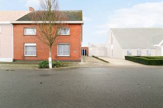 Westrozebeke-centrum. Te renoveren half open bebouwing, uitzonderlijke grote woning met veel bergruimte en garage. Potentieel als...