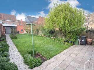 RUIME WONING MET 3 SLPKS, TUIN EN OPTIONELE GARAGEBekijk ook onze vastgoedvideo via deze link: https://youtube.com/embed/xrMeyjQUtkADeze woning is...