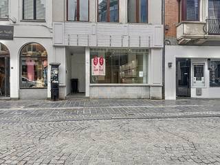 Dit handelspand te huur bevindt zich in de populairste en gekendste winkelstraat van Oudenaarde en vlakbij de Markt. Dankzij deze commerciële ligging, omgeven door vele andere winkels en handelspanden, geniet het pand van enorm veel passage. Dit in combinatie met de mooie, ruime vitrine zorgt voor een grote visibiliteit. Het pand bestaat uit een winkelruimte met achterliggende berging. Er is een aparte ingang voor het appartement dat zich boven de winkel bevindt.OPPERVLAKTE:+/- 70 m²BESCHIKBAARHEID:onmiddellijk