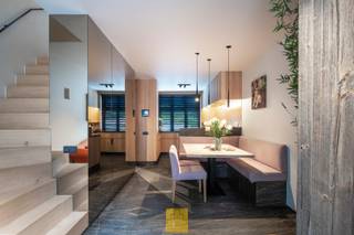 Dit verrassend diephuis met garage werd in 2014/ 2015 volledig gestript en met oog voor detail, hoogwaardige materialen en tonnen smaak - totaal gerenoveerd. Een bijzonder geslaagd ontwerp “gelijk in de boekjes” die we zelden tegenkomen, met een aantal knappe accenten zoals barnwood, verschillende soorten marmer (oa noir saint Laurent, carrara CD), massieve eik, verschillende schildertechnieken (afwasbare buitenverf), Cosyflame gashaard, maatwerk in elke kamer, leuke strakke lijnen, vloerverwarming op elk verdiep, hippe verlichting, en overal shutters/ lamellen,..... werkelijk instapklaar.<br />Gelijkvloers : inkom in Barnwood met schoenenkast en gastentoilet, schuifdeur naar de keuken (echt WOW) voorzien van de nodige hoogwaardige toestellen, let op de massieve koperen tegeltjes in dambord patroon, eethoek met op maat gemaakte zitbank en passende verlichting, kastenwand (volledig bezet met brons spiegels) met voldoende opbergruimte/ vestiaire. Zithoek met kastenwand en de perfecte interieuroplossing, een houten paneel die naadloos voor de tv schuift en aansluit op de kastenwand. Toegang tot het terras. Buiten kan er volop genoten worden van de zon, en niet onbelangrijk, alles is onderhoudsvriendelijk en er is voldoende plaats om gasten te ontvangen.<br />Vanop het terras is er toegang tot de garage, te bereiken via de Haarakkerstraat, momenteel ingericht als sportkamer (bemerk de spiegels op de poort), er kunnen optioneel nog tot 3 garages worden bijgekocht op 20 meter van de woning!<br />Boven is er vooraan een bureel met een rustgevend uitzicht over het water (stel u voor: terwijl u zich concentreert op uw taken, kunt u af en toe eens opkijken en de kalmerende aanblik van kabbelend water en zwanen die voorbij zwemmen bewonderen). Toilet, dressing met Indische deuren. Cosy slaapkamer met ensuite badkamer voorzien van bad, inloopdouche en lavabo. Op de 2<sup>e</sup> verdieping is er een 2<sup>e</sup> ruime slaapkamer met vast bed aan het raam, voldoende kastruimte en ook hier een ruime ensuite badkamer met inloopdouche en massief marmeren lavabo. Plaats voor wasmachine/ droogkast en handige opbergruimte (zoldertje).<br />Of u nu een permanente bewoner bent of op zoek bent naar een vakantiehuis, deze woning biedt de perfecte mix van comfort en stijl. Kom alle details bewonderen tijdens een plaatsbezoek.<br />Cv gas (condensketel), waterverzachter. Uitstekende epc score van 134 kWh/m2jaar, goedgekeurde elektriciteit en asbestveilig.<br />G-score A P-score A<br /> 