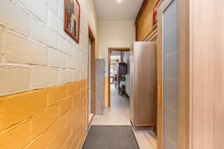 <p><strong>Ben je op zoek naar een ruime woning met 5 slaapkamers, een polyvalente ruimte en een gezellige tuin in Aalst? Gevonden!</strong></p>
<p>In een rustige en kindvriendelijke buurt, op wandelafstand van het bruisende stadscentrum, bevindt zich deze verrassend ruime woning (177m²) die doorheen de jaren tal van verbeteringen onderging. Zo werden onder meer de daken, ramen, vloeren en centrale verwarming (condensatieketel) vernieuwd.</p>
<p>Een bijzondere troef is de polyvalente ruimte achteraan de woning, bereikbaar via het overdekte terras. Deze biedt tal van mogelijkheden en kan perfect dienstdoen als atelier, werkplaats, hobbyruimte of extra opslagplaats. Daarnaast geniet je van een aangename tuin die dankzij een handig zijpoortje gemakkelijk bereikbaar is met fietsen of vuilnisbakken.</p>
<p>Bij het binnenkomen bereik je via de inkomhal een ruime voorkamer, ideaal als slaapkamer, bureau of extra berging. Verder vind je de aangename woonkamer met eetplaats en open keuken, uitgerust met een inductiekookplaat, oven, AEG-vaatwasser en SMEG-dampkap. Aansluitend bevindt zich de badkamer. Een kleine kelder biedt extra opbergruimte.</p>
<p>Op de eerste verdieping bevinden zich twee ruime slaapkamers, waarvan één met een trap naar de tweede verdieping. Ook hier vind je twee volwaardige slaapkamers.</p>
<p>Benieuwd naar de mogelijkheden van deze verrassend ruime woning? Contacteer ons snel voor een bezoek!</p>
