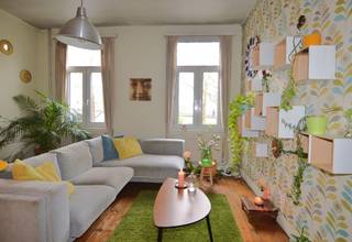 Op te frissen duplex appartement gelegen in het centrum van Mechelen.<br /><br />Het appartement maakt deel uit van een gebouw met twee woongelegenheden en bevind zicht op de eerste en tweede(+zolder) verdieping van het gebouw. Het heeft een oppervlakte van 127m² en omvat een leefruimte met aansluitende keuken op de eerste verdieping, een badkamer en toilet op de tussenverdieping, twee slaapkamers op de tweede verdieping en nog een derde slaapkamer in de nok van het pand.<br /><br />Door zijn topligging vlakbij het begijnhof, de binnendijle en het levendige centrum is dit een zeer aantrekkelijk pand met veel mogelijkheden.<br /><br />Het pand is uitgerust met centrale verwarming en dubbele beglazing (EPC: label E).<br /><br />Terras aanwezig, maar niet vergund.<br /><br />Interesse? Bel of mail ons via 0486/538660 of cedric@immovos.be voor meer info of een bezoek.