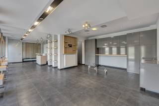 Voor meer info of een bezoek, bel 054 69 39 31 - In Dilbeek bevindt zich dit instapklare handelspand. Dit handelspand bevindt zich aan...