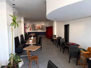<p><span>Op een centrale locatie aan het Statieplein in Aarschot bevindt zich deze handelsruimte met tal van mogelijkheden. Dankzij de interessante ligging vormt dit pand een mooie opportuniteit voor ondernemers en investeerders. Bovendien beschikt de handelsruimte over een bijhorende kelder en garage, wat zorgt voor extra praktische ruimte.</span></p>
<p><span>Met een EPC-label E geldt er een renovatieverplichting. Dit biedt tegelijk de kans om de ruimte volledig naar eigen smaak en volgens de noden van uw toekomstige activiteit in te richten.</span></p>
<p><span>Een interessante opportuniteit om uw commerciële plannen waar te maken op een centrale locatie in Aarschot!</span></p>
<p>Interesse?<span> Plan dan uw bezoek ter plaatse via </span><span>ellen@sophimo.be</span><span> of 0497 86 72 51.</span></p>