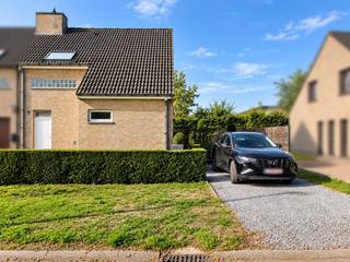 Bezoekmoment op donderdag 17/09 tussen 16:30u en 18:00u, <strong>mits het maken van een afspraak.</strong><br /><br />Rustig wonen, een praktische indeling en toch vlot op weg richting Gent en omliggende gemeenten. Deze halfopen woning combineert 3 slaapkamers met een aangename tuin, vernieuwde raampartijen en parkeergelegenheid op eigen terrein.<br /><br /><strong>🏡 Indeling</strong><br />Via de inkomhal, voorzien van vestiaireruimte en een afzonderlijk toilet, komt u binnen in de leefruimte. De woonkamer sluit aan op de open keuken en geniet dankzij de grote, vernieuwde raampartijen van veel natuurlijk licht en rechtstreeks zicht op de tuin.<br /><br />Aansluitend bevindt zich de wasplaats. Hier is aansluiting voor een wasmachine voorzien, met de mogelijkheid om gebruik te maken van regenwater. Ook de toiletten zijn aangesloten op de regenwaterinstallatie.<br /><br />De woning beschikt over 3 slaapkamers. Eén van de kamers bevindt zich aan de zuidzijde en is uitgerust met automatisch bedienbare zonnewering.<br /><br />De badkamer is ingericht met een ligbad, afzonderlijke douche en extra toilet.<br /><br /><strong>🌿 Tuin</strong><br />Achteraan bevindt zich een rustige tuin met recent aangelegd terras. Vanuit de tuin is er zicht op de kerktoren, die op een aangename manier deel uitmaakt van het dorpszicht.<br /><br />Naast de woning is er parkeergelegenheid op eigen terrein.<br /><br /><strong>📍 Ligging &amp; omgeving</strong><br />De woning bevindt zich in een rustige woonomgeving in Lievegem, de nodige voorzieningen zoals winkels en scholen binnen vlot bereizijn vlot bereikbaar.<br /><br />Ook voor wie graag wandelt of fietst heeft de omgeving heel wat te bieden. Lievegem wordt gekenmerkt door een afwisseling van dorpskernen, open landschappen, landelijke wegen en groene gebieden. U woont hier dan ook dicht bij de natuur, zonder daarvoor in te boeten aan bereikbaarheid.<br /><br />Via de omliggende verbindingswegen zijn Gent, Aalter en de naburige gemeenten en steden vlot bereikbaar.<br /><br />Huurprijs: 1 200,00 euro / maand.<br />Beschikbaar: overeen te komen.<br /><br />Wenst u meer informatie of plant u graag een bezoek in? Neem dan gerust contact met ons op via 09 395 05 40 of verhuur@concept-home.be.
