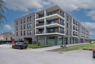 Zeer recent en modern appartement op toplocatie in centrum-Geel. <br /><br />Op de bovenste (derde) verdieping bevindt zich dit charmante appartement met zuid-gericht terras. <br /><br />Het beschikt over een mooie leefruimte en eetplaats met een zeer uitgeruste keuken voorzien van de alle nodige toestellen. Deze leefruimte is zoals de hoofdslaapkamer, voorzien van airco. <br />Vanwege de grote raampartijen geniet de woonkamer van veel lichtinval. Het terras is aansluitend en bereikbaar via de schuifraam. <br /><br />Verder vinden we in het appartement 2 slaapkamers die toegang geven naar een tweede terras en een badkamer met inloopdouche, ligbad en modern lavabomeubel. <br />De berging is voorzien van aansluitingen voor wasmachine en droogkast en het aparte toilet vinden we in de inkomhal. <br /><br />Een ondergrondse staanplaats en kelderberging alsook een fietsenplaats op het gelijkvloers zijn INBEGREPEN IN DE PRIJS! <br /><br />Troeven:<br />- Zeer gunstig E-peil van 12!<br />- Elektriciteit nog geruime tijd conform<br />- Top onderhouden<br /><br />Zeker ook interessant als investering! <br /><br />Mis deze kans niet en vraag uw bezichtiging aan via info@immovl.be of bel ons op 014 58 02 08!