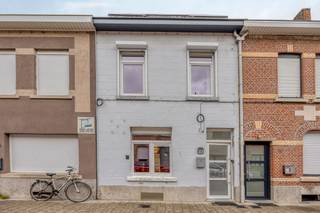 <p>Welkom in de Molenstraat 78, een instapklare gezinswoning op wandelafstand van winkels, scholen, horeca en openbaar vervoer. Dankzij de nabijheid van de A12 en N16 kent de woning tevens een goede verbinding met Antwerpen, Brussel, Mechelen en Sint-Niklaas.</p><p>De inkomhal geeft toegang tot de ruime en gezellige leefruimte. Vervolgens betreden we de vernieuwde geïnstalleerde keuken met eiland en aansluitend vinden we de nieuwe badkamer (douche, lavabo en toilet). In de bergruimte is de aansluiting voor een wasmachine voorzien, alsook de vernieuwde gasbrander vinden we hier terug. Achteraan kan je genieten van de buitenlucht in de tuin. Een extra troef is zonder twijfel de uitweg achteraan, handig voor de fietsen en vuilnisbakken! De eerste verdieping is voorzien van 2 grote slaapkamers. Via een vaste trap bereiken we de zolderverdieping, waar we de masterbedroom en een polyvalente ruimte terugvinden.<br />De 5 zonnepanelen zijn zonder twijfel een extra troef!</p><p>Stedenbouwkundige info: aangevraagd<br />De woning is uiterlijk 4 weken na akte beschikbaar zonder bezettingsvergoeding. Akte uiterlijk 18 november 2026.<br />Meer info en documenten op www.malines-group.be</p>