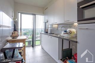 Cet appartement de 2 chambres bien entretenu est situé au 12ème étage, dans un quartier vert près de la frontière Merksem/Schoten et à distance...