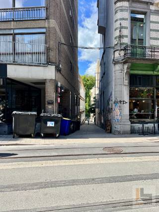 Op zoek naar een veilige en centraal gelegen parkeerplek (voor auto en (motor)fietsen) in Gent? Wij verkopen alvast een zeer ruime en...