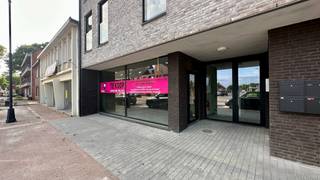 Uitzonderlijke handelsruimte van circa 366m² met achtergelegen parking, op belangrijke doorgangsweg te Heusden!<br /><br />Het handelspand bevindt zich in een kleinschalige blok, ideaal gelegen aan een doorgangsweg met veel passage en heeft een mooie vitrine.<br />Aan de achterzijde van het gebouw bevinden zich de bovengrondse standplaatsen.<br />Het handelspand heeft een oppervlakte van 366m² ; nog vrij in te richten en in te delen. <br /><br />Op dit moment werd er een handelsruimte en een magazijn voorzien; bereikbaar via een sectionale poort.<br />De volledig open ruimte biedt veel mogelijkheden. <br />De ruimte kan naar alle verscheidenheid ingericht worden bv als winkel of als kantoorruimte, maar ook als tandartspraktijk, kinépraktijk, schoonheidsinstituut enz..! Ook is er een mogelijkheid om het pand op te splitsen naar 2 polyvalente ruimten. <br /><br />Aan de straatkant heeft men een groot raam voor etalage of natuurlijke lichtinval = hier valt je handelspand echt op!<br />De ruimte is gelegen in het centrum van Heusden, omringd door andere commerciële panden en loopt zo over naar de winkelstraat Koolmijnlaan.<br />De centrale ligging zorgt voor een vlotte verbinding naar Zolder, Koersel, Beringen en Houthalen-Helchteren.<br />Dit uitzonderlijke pand met tal van mogelijkheden is beschikbaar bij akte!<br /><br /><br />Dit pand bevindt letterlijk op 2 minuten wandelen van de winkel-wandelstraat. Brood en fruit, uit gaan eten, supermarkten, scholen….alles is vlakbij; het openbaar vervoer zelfs voor de deur!<br /><br />Dit casco handelspand kan naar eigen smaak ingericht worden en opgedeeld worden naar 2 handelspanden!<br /><br />Pluspunten:<br />- uitstekende ligging!<br />- mogelijkheid om op te delen naar 2 handelspanden<br />- mooie patio<br />- zeer ruim handelspand = 366m²<br />- geschikt voor verschillende activiteiten, bvb winkelruimte of kantoren<br />- grondwaarde aan 12% en constructie aan 21% BTW<br />- sluit aan bij andere handelspanden naar de Koolmijnlaan<br />- beschikbaar bij akte<br />- open ruimte = zelf in te delen<br />- meerdere ingangen<br />- grote garage en sectionale poort (inpandig)<br /><br />Maatregelen opgenomen in het Maatregelenregister: nee<br /><br />Voor een bezichtiging ter plaatse of meer info, bel ons op 078/78.78.70, of kom gewoon binnen op ons kantoor, steeds welkom!