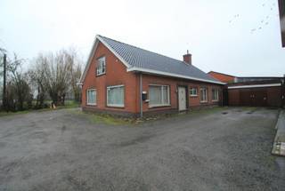 Deze kwalitatieve en verzorgde woning met 205 m² bewoonbare oppervlakte bevindt zich op de verbindingsweg Waregem–Tielt, op fietsafstand van...