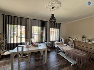 <p><span>GERENOVEERDE WONING MET 3 SLAAPKAMERS</span></p><p><span>Richtprijs : 349.000 euro</span></p><p><span> </span></p><p><span>Deze woning is gelegen nabij het stadscentrum van Geraardsbergen, belangrijke invalswegen, scholen en openbaar vervoer.</span></p><p><span>Beneden treft u de inkomhal, toilet, living en aparte eetruimte met open keuken.</span></p><p><span>Boven zijn er 3 slaapkamers en de badkamer voorzien van toilet, lavabo en bad.</span></p><p><span>De zolder, bereikbaar via een vaste trap, biedt de mogelijkheid tot het creëren van 2 extra slaapkamers en een badkamer ( aansluiting al voorzien).</span></p><p><span>De woning wordt verwarmd op aardgas en beschikt over dubbele beglazing in PVC.</span></p><p><span>Kelder aanwezig.</span></p><p><span>Vooraan is er veel parkeermogelijkheid en een garage met sectionaal poort.</span></p><p><span>Achteraan geniet u van een ruim terras en leuke tuin.</span></p><p><span> </span></p><p><span>TROEVEN : - gunstig EPC B</span></p><p><span>                       - nieuw geïsoleerd dak</span></p><p><span>                       - mogelijkheid extra kamer en badkamer</span></p><p><span> </span></p><p><span>KORTOM EEN TOPPER!!</span></p><p><span> </span></p><p><span>Voor meer info of bezoek bel Louis op 0472/29.25.04 of mail naar louis@svena.be</span></p><p><span> </span></p><p><span>Stedenbouwkundig uittreksel/inlichtingen in aanvraag!</span></p><p><span>Deze gegevens zijn louter informatief en wij kunnen niet aansprakelijk gesteld worden voor eventuele onjuistheden.</span></p><p><span>De bewoonbare oppervlakte is slechts indicatief.</span></p><p><span> </span></p>