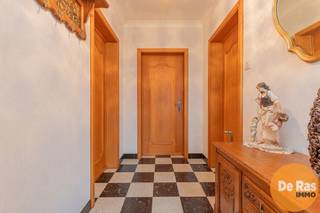 HERZELE - Vrijstaande woning met uitzonderlijk landelijk zicht en breed perceel<br /><br /><br />In een uiterst landelijke en rustige omgeving in Herzele bieden wij deze vrijstaande woning aan op een perceel van 5600m² met een indrukwekkende straatbreedte van maar liefst 60 meter. Zowel aan de voor- als achterzijde geniet u van een open, landelijk uitzicht, wat zorgt voor een gevoel van ruimte. De woning is momenteel ingericht als een ruime bungalow en betreft een renovatiepand met bijzonder veel potentieel voor wie op zoek is naar een woning die volledig naar eigen smaak kan worden ingericht.<br /><br />Bij het betreden van de woning komt u binnen in een ruime inkomhal die toegang biedt tot de lichtrijke woonkamer met salon en eetplaats, waar een kachel voor extra gezelligheid zorgt. Aan de achterzijde van de woning bevindt zich de keuken, die tevens beschikt over een toegang tot de kelder. Verder telt de woning drie volwaardige slaapkamers en een badkamer uitgerust met een ligbad. De zolder wordt momenteel gebruikt als stockageruimte, maar biedt mogelijkheden voor verdere invulling. De woning is gebouwd met betongewelven en wordt verwarmd via centrale verwarming op stookolie.<br /><br />Buiten is er een volledig afsluitbare externe garage aanwezig. De absolute troef van deze eigendom is het ruime tuingedeelte, ideaal voor wie droomt van een grote tuin, rust en groen, of het houden van dieren aan huis. Bovendien bestaat de mogelijkheid om optioneel een extra stuk aanpalende grond van ongeveer 50 are bij te huren, wat deze eigendom nog aantrekkelijker maakt voor liefhebbers van ruimte en natuur.<br /><br />Wij nodigen u graag uit om deze eigendom met eigen ogen te ontdekken. Voor meer informatie of het vastleggen van een afspraak kunt u ons contacteren op het nummer 053/60.65.60.<br /><br /><span>De vermelde prijs is een richtprijs. Na ontvangst van de biedingen zal de verkoper beslissen of hij/zij de eigendom verkoopt aan het beste bod. De richtprijs is aldus niet bindend voor de verkoper. Voor meer info kunt u ons contacteren of het reglement raadplegen op onze website.</span>