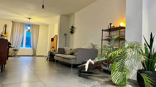 Deze volledig geschilderde woning (2023) beschikt over een ventilatiesysteem D, conforme elektrische keuring en een EPC-label A (75 kWh/m²)...