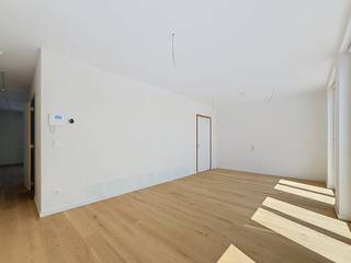 L'appartement est actuellement en cours de finition et sera disponible à partir du 01/09. Il sera livré entièrement peint, équipé de lumières et de pannes d'électricité.<br /><br />Situé au 3ème étage avec ascenseur :<br /><br />- espace de vie spacieux sur parquet avec chauffage au sol. L'espace de vie bénéficie d'un accès direct à la terrasse.<br />- cuisine avec appareils électroménagers de qualité, équipée d'une plaque à induction et d'un système d'extraction, d'un réfrigérateur avec congélateur, d'un four, d'un évier et d'un grand mélangeur, d'un lave-vaisselle et de nombreux rangements.<br />- 2 chambres spacieuses de 11 m²<br />- salle de bain avec douche à l'italienne, double vasque, grand miroir illuminé et sèche-serviettes<br />- toilettes séparées avec lavabo<br />- grand débarras avec tous les équipements techniques et raccordement pour machine à laver et sèche-linge<br /><br />Détails :<br />- local à vélos inclus dans le prix de location<br />- espace de rangement supplémentaire à -1 <br />- coût mensuel 95 euros/mois<br />- appartement économe en énergie avec chauffage au sol (EPC A) <br />- Louez une place de parking (directement sous l'appartement) dans le garage souterrain pour 125 €/mois<br />- panneaux solaires<br /><br />Êtes-vous intéressé par cet appartement de 2 chambres à louer ? N'hésitez pas à nous contacter.