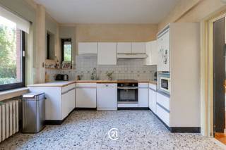 Te renoveren vrijstaande villa.Deze ruime woning ligt in het centrum van Dilbeek en geniet van een uitstekende ligging ten opzichte van het administratieve centrum, de bibliotheek, het cultureel centrum en de winkels.Uitstekende bouwkwaliteit met een betonnen tussenvloer, grotendeels onderkelderd en deels geventileerde kruipruimte (handig voor technische installaties).Op de begane grond komt u het huis binnen via een ruime inkomhal met toilet en vestiaire, toegang tot de ruime keuken (15 m²) met eethoek, een zeer grote woonkamer (50 m²) met OH en met toegang tot het terras/tuin en bovendien nog een grote slaapkamer (16 m²) met badkamer.Op de eerste verdieping vindt u een ruime overloop (16 m²), 3 slaapkamers, waarvan één zeer grote (28 m²) (16 m² en 16,2 m²), een badkamer en een toilet. De zolder is bereikbaar via een opklapbare trap en biedt een ruime ingerichte ruimte die kan dienen als vijfde slaapkamer.Ondergronds vindt u verschillende kelders (wijnkelder, wasplaats, stookplaats) en een garage met een buitenstaanplaats.Dit is een huis met veel potentieel.