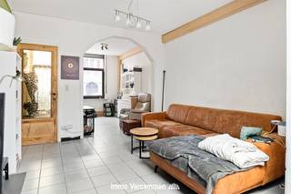 <p><span>Deze karaktervolle rijwoning is gelegen op een uitstekende locatie aan de stadsrand van Mechelen. Dankzij de centrale ligging bevinden winkels, scholen, openbaar vervoer, de binnenstad en belangrijke invalswegen zich op korte afstand.</span></p><p><span>De woning biedt een solide basis en heel wat potentieel en is ideaal voor wie op zoek is naar een renovatieproject met mogelijkheden om de woning volledig naar eigen smaak en behoeften in te richten.</span></p><p><span>Op het gelijkvloers omvat de woning een inkomhal, een ruime leefruimte met aansluitende eetkamer, een aparte bureauruimte, keuken en badkamer.</span></p><p><span>De eerste verdieping beschikt over twee slaapkamers. Via de vaste trap bereikt men de zolderverdieping, waar nog twee bijkomende kamers kunnen worden ingericht. Hierdoor beschikt de woning over een interessante indeling met vier slaapkamers.</span></p><p><span>Achteraan bevindt zich een aangename stadskoer, die aansluit op een garagebox. Een bijzonder praktische troef in deze centrale stedelijke omgeving.</span></p><p><span> </span></p><p><span>Renovatieplicht EPC: binnen 6 jaar na aankoop = verplichte renovatie tot label D of beter.</span></p><p><span> </span></p>