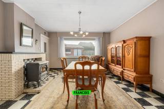 Op een strategische locatie bij het binnenkomen van Gistel bevindt zich deze alleenstaande woning met een bewoonbare oppervlakte van 210 m² op...