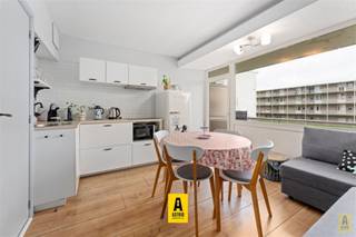 Volledig instapklaar appartement, gesitueerd in het domein Park Atlantis! Uiterst rustig en groen, maar toch kortbij het strand! Op het domein zijn er verschillende faciliteiten, zoals een voetbalveld, tennisveld en speelplein voor kinderen. Ook voor de wagen is er steeds plaats! Het appartement bevindt zich op de eerste verdieping. Indeling: Aangenaam terras, woonkamer met vernieuwde open keuken, slaapkamer met dubbel bed, badkamer met bad, lavabo en toilet. Alle ramen en deuren werden vernieuwd! Leuke pied-à-terre voor wie van een vakantie wil genieten! Geen domicilie mogelijk. Dit pand kan onderhevig zijn aan de renovatieverplichting die door de Vlaamse overheid wordt opgelegd voor residentiële gebouwen. Consulteer voor meer informatie de website van het Vlaams Energie- en Klimaatagentschap via https://www.energiesparen.be/renovatieverplichting-residentiële-gebouwen-2023.